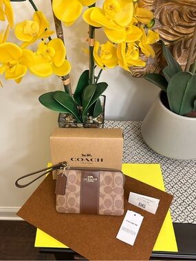 COACH NWT Authentic Zipper Pouch Wristlet